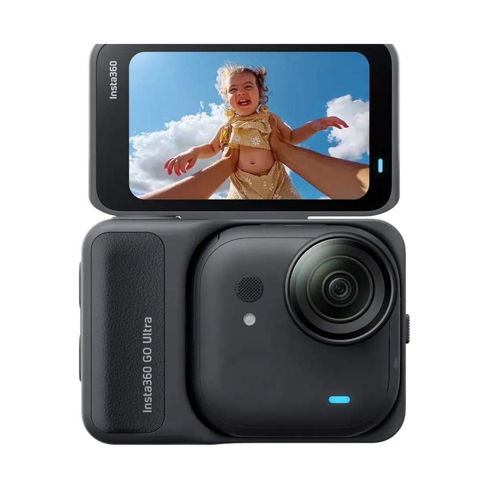 กล้องจิ๋ว Insta360 GO Ultra เสียบอยู่ใน Action Pod ที่เปิดจอขึ้น